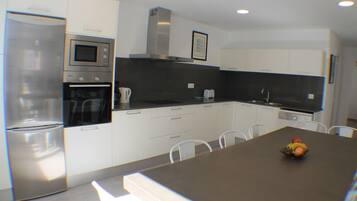 Een koelkast, een magnetron, een oven, een vaatwasser