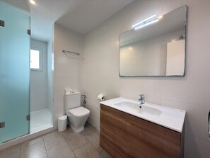 Shower, towels - Agi Las Acacias 2410 Apartamento for rent in Roses Girona. (Rosas / Roses)