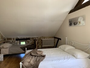 3 slaapkamers, een strijkplank/strijkijzer, wifi, beddengoed