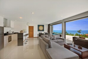 2-Bedroom Apartment with Private Pool | 起居區 | 平面電視