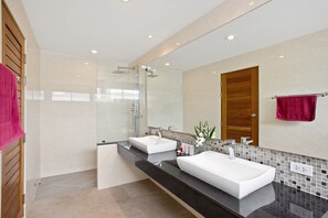 2-Bedroom Apartment with Private Pool | Salle de bain