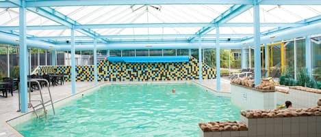 Indoor pool, sun loungers