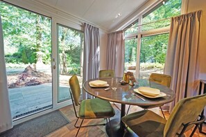 Velthorst 4 | Living area | Flat-screen TV - EuroParcs Maasduinen (Belfeld)