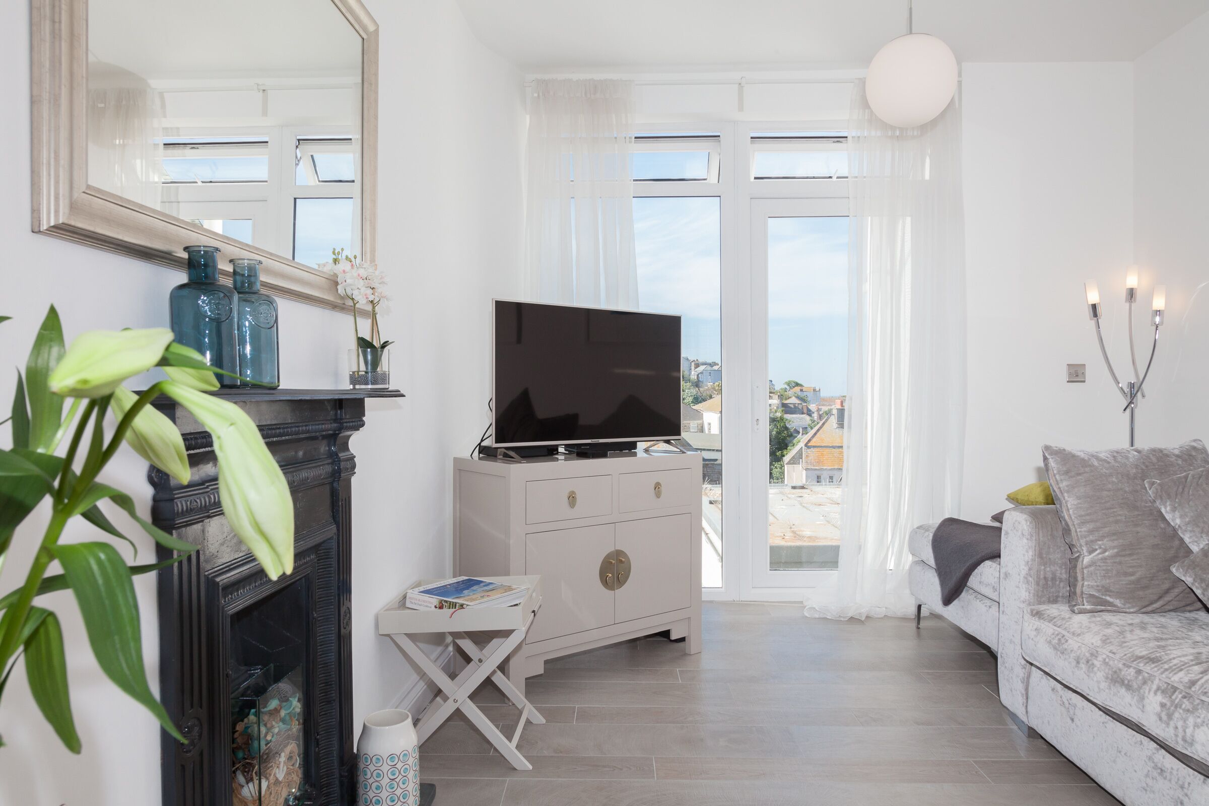 Smart TV, fireplace, DVD player, books