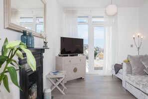 Smart-TV, Kamin, DVD-Player, Bücher