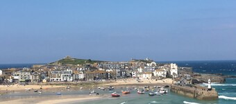 Beautifully renovated townhouse in central St Ives with garden & gated parking