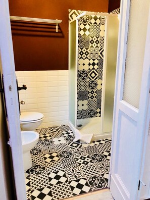 Deluxe Quadruple Room | Bathroom | Shower, bidet, towels - I Lumi (Catania)