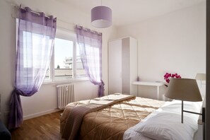 1 habitación, tabla de planchar con plancha, wifi gratis y ropa de cama 