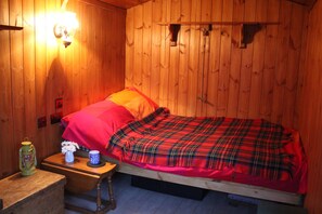 2 bedrooms, iron/ironing board, travel cot, free WiFi - Curlew Cottage, Hawick, Scottish Borders (Hawick)