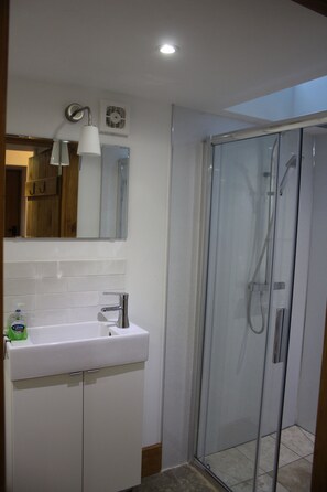 Shower, hair dryer, towels, soap - Curlew Cottage, Hawick, Scottish Borders (Hawick)