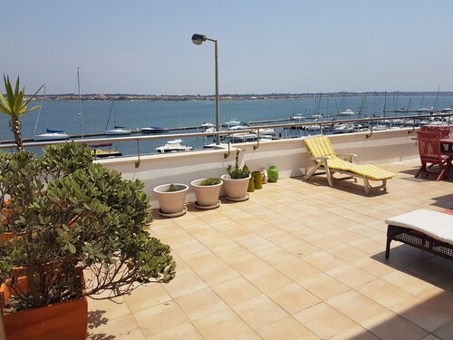 3 makuuhuoneen duplex-huoneisto, jossa uima-allas ja autotalli 100 metrin päässä rannasta