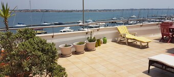 House with shared pool and garage 100 meters from the beach and overlooking the Ria