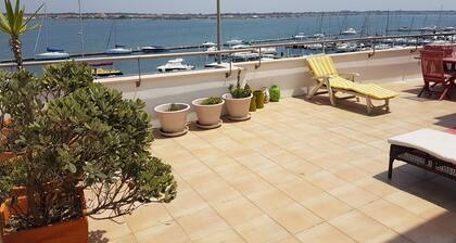 3 makuuhuoneen duplex-huoneisto, jossa uima-allas ja autotalli 100 metrin päässä rannasta