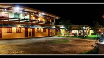 Depan hartanah - siang/malam