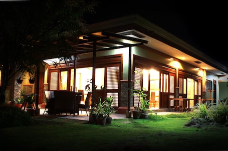 Overnatningsstedets facade – aften/nat