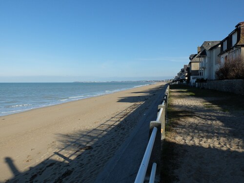VILLA CAPRICE Erdgeschoss, 7 Personen, TT Komfort. 2 Sterne 50 m vom Meer entfernt Mt St. Michel Bucht.