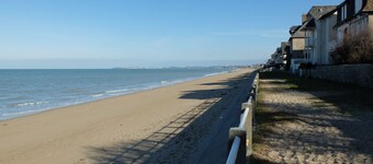 VILLA CAPRICE Første etasje, 7 pers, TT komfort. 2 stjerner. 50 m fra sjøen Mt St Michel Bay.