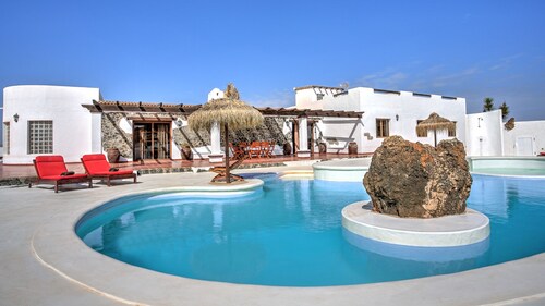 Villa the path of the majorero