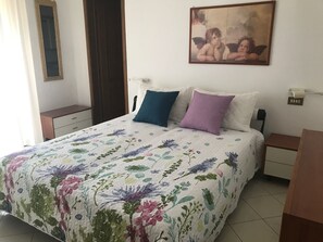 2 quartos, cofres nos quartos, ferros/tábuas de passar roupa, Wi-Fi