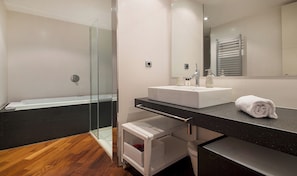 Dusche, kostenlose Toilettenartikel, Haartrockner, Hausschuhe