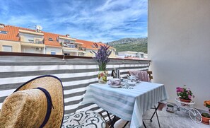 Outdoor dining - Split area studio apartment (Podstrana)