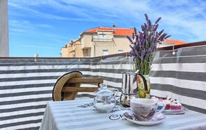 Outdoor dining - Split area studio apartment (Podstrana)