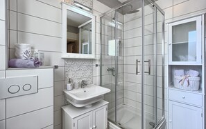Shower, hair dryer, towels, shampoo - Split area studio apartment (Podstrana)