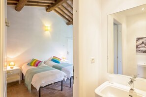 5 habitaciones, tabla de planchar con plancha y cuna de viaje 