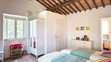 5 habitaciones, tabla de planchar con plancha y cuna de viaje