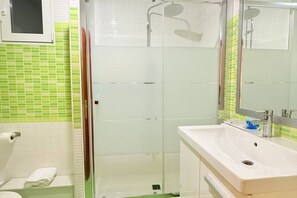 Dusj, toalettartikler (inkludert), hårføner og håndklær