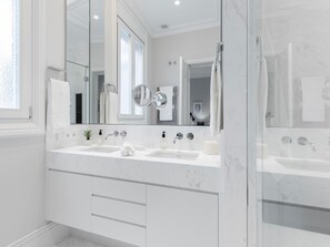 Shower, hair dryer, towels - Justicia Apartment II (Madrid)