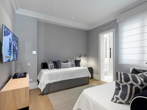 3 bedrooms, iron/ironing board, free WiFi, bed sheets - Justicia Apartment II (Madrid)