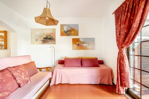 Fernseher, Kamin, Bücher