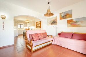 Fernseher, Kamin, Bücher