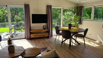 Hackfort 4 | Woonruimte | Een flatscreentelevisie