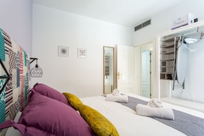 2 habitaciones, escritorio y tabla de planchar con plancha 