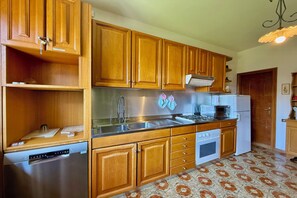 Fridge, microwave, oven, stovetop - Isola Vista - Terrazzo, Sala Comacina, Italy (Sala Comacina)