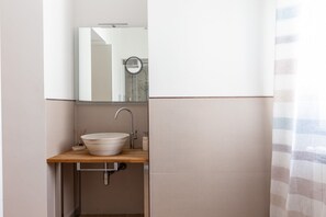 Haartrockner, Bidet, Handtücher