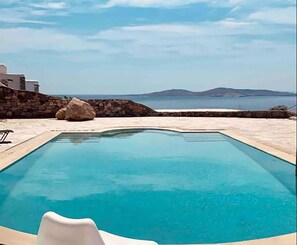 Seasonal outdoor pool, pool umbrellas, pool loungers - Villa Merlina by The Pearls Collection (Mykonos)