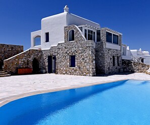 Seasonal outdoor pool, pool umbrellas, pool loungers - Villa Merlina by The Pearls Collection (Mykonos)