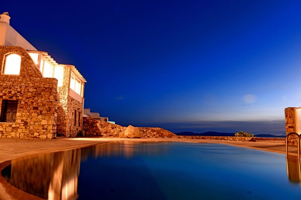 Seasonal outdoor pool, pool umbrellas, pool loungers - Villa Merlina by The Pearls Collection (Mykonos)