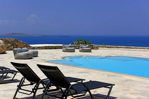 Seasonal outdoor pool, pool umbrellas, pool loungers - Villa Merlina by The Pearls Collection (Mykonos)