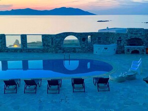 Seasonal outdoor pool, pool umbrellas, pool loungers - Villa Merlina by The Pearls Collection (Mykonos)