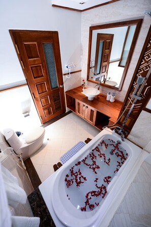 Deluxe Room, Non Smoking, City View | Bathroom amenities | Free toiletries, hair dryer, slippers, towels - Hotel Thipaw (Hsipaw)