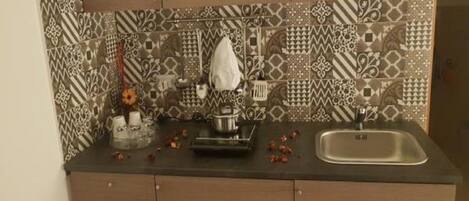 Kühlschrank, Herdplatte, Wasserkocher mit Kaffee-/Teezubehör, Toaster