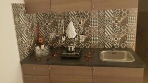 Kjøleskap, kokeplater, kaffetrakter/tekoker og brødrister