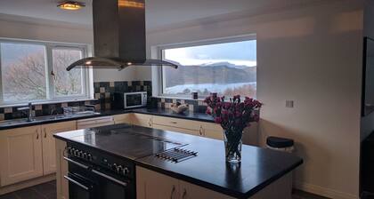 Große, neu erbaute Luxusimmobilie mit herrlichem Blick auf Kintail in der Nähe von Skye