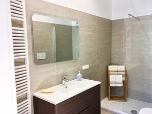 Shower, hair dryer, bidet, towels - DAISY HOUSE ACADEMY (Venezia)