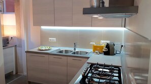 Fridge, microwave, oven, stovetop - DAISY HOUSE ACADEMY (Venezia)