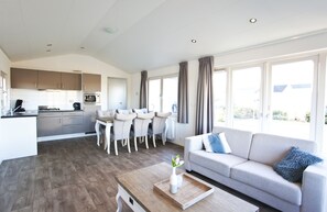 L' Avenir 6 | Living area | 20-inch flat-screen TV with cable channels, TV